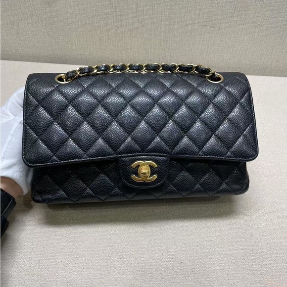 100% Auth CHANEL classic double flap medium caviar leather with gold-ton… - Picture 1 of 15